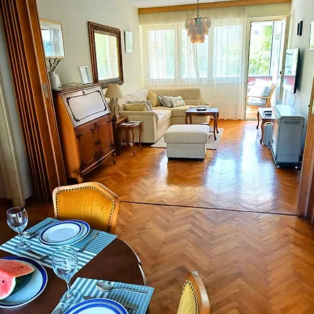 Spacious Apartment *