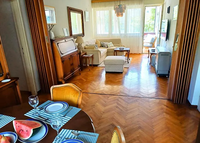 Spacious Apartment *